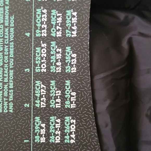 Size 3 black/red puffer dog coat with velcro fasteners and zipper back closure - Picture 7 of 7